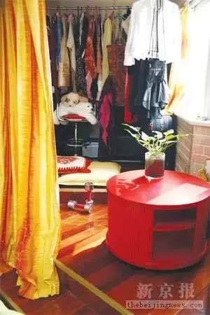 阳台上还有个衣帽架,挂着慕容萱的各种演出服装,拉上帘子,这里又可以做临时更衣室。 阳台上还有个衣帽架,挂着慕容萱的各种演出服装,拉上帘子,这里又可以做临时更衣室。