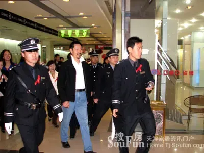 与濮存昕零距离 搜房小编看瑞嘉地板天津义卖 与濮存昕零距离 搜房小编看瑞嘉地板天津义卖