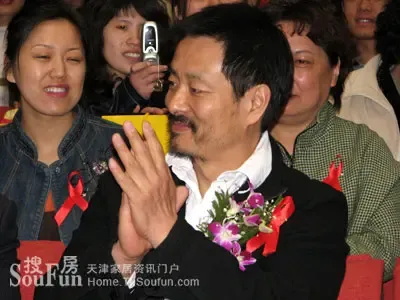 与濮存昕零距离 搜房小编看瑞嘉地板天津义卖 与濮存昕零距离 搜房小编看瑞嘉地板天津义卖