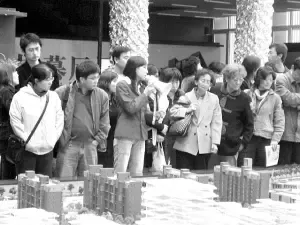 京津看房团“横扫”滨海楼盘 200人集体“杀价” 京津看房团“横扫”滨海楼盘 200人集体“杀价”