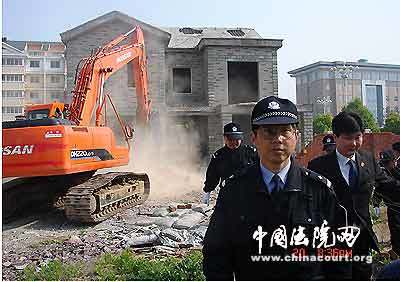 江苏一小区开发商在公共用地建别墅被强制拆除 江苏一小区开发商在公共用地建别墅被强制拆除