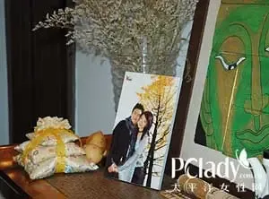 客厅一旁的柜子上放着主人的照片及他们从各地淘回来的精品 客厅一旁的柜子上放着主人的照片及他们从各地淘回来的精品