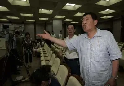 被害人家属向法官询问为什么不能开庭。信报记者 刘志坚/摄 被害人家属向法官询问为什么不能开庭。信报记者 刘志坚/摄