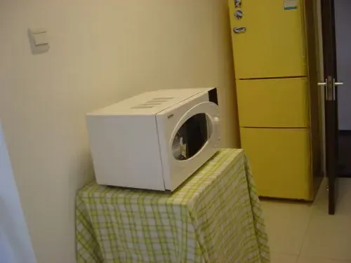 还是厨房:冰箱躲在门背后 还是厨房:冰箱躲在门背后