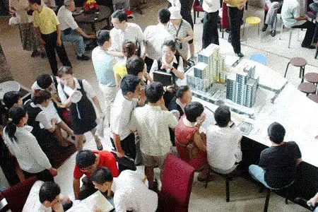 在售楼处等待签约的业主 在售楼处等待签约的业主