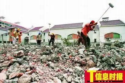黄文胜的别墅已被拆成废墟,而与其别墅紧邻的房屋却安然无恙 黄文胜的别墅已被拆成废墟,而与其别墅紧邻的房屋却安然无恙