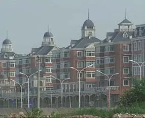 位于房山、昌平等郊区的“小产权”项目因为价格相比市区的普通住宅要低很多最近卖得正火,建设部发布了买房风险提示,特别提醒城市居民不要购买在集体土地上建设的房屋,否则将无法办理房屋产权登记,合法权益难以得 位于房山、昌平等郊区的“小产权”项目因为价格相比市区的普通住宅要低很多最近卖得正火,建设部发布了买房风险提示,特别提醒城市居民不要购买在集体土地上建设的房屋,否则将无法办理房屋产权登记,合法权益难以得