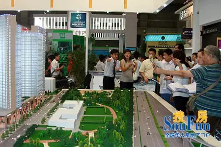 参展商展台吸引眼球 购房者挑选心仪楼盘(组图) 参展商展台吸引眼球 购房者挑选心仪楼盘(组图)