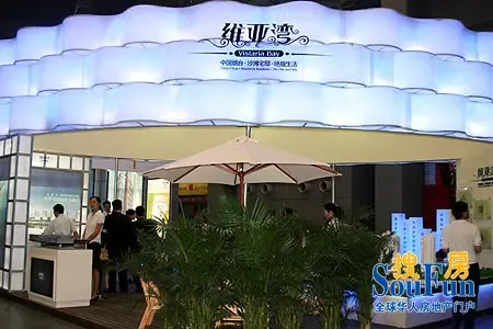 参展商展台吸引眼球 购房者挑选心仪楼盘(组图) 参展商展台吸引眼球 购房者挑选心仪楼盘(组图)