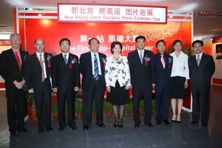 到场各界嘉宾见证图片展开幕 到场各界嘉宾见证图片展开幕