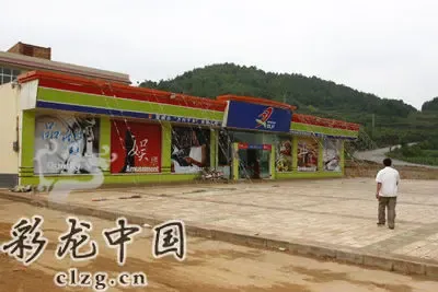 为了方便村民的生活,夏耀周在村里建了小型超市 为了方便村民的生活,夏耀周在村里建了小型超市