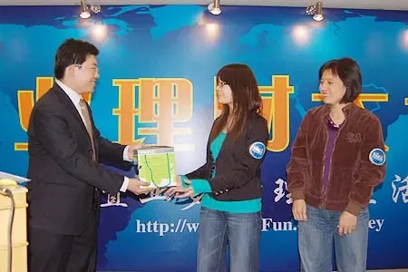 徐东华为获奖网友颁发奖品 徐东华为获奖网友颁发奖品