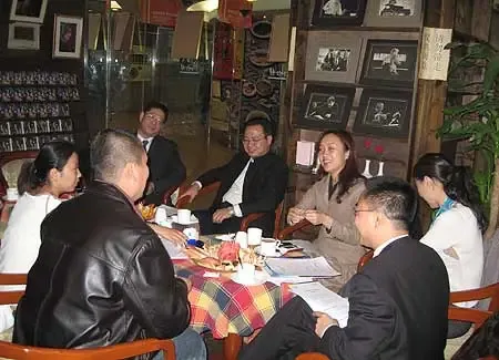 嘉宾们个个喜笑颜开 嘉宾们个个喜笑颜开