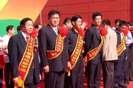 高力国际灯具港副总经理 陈文刚先生领取 “北京市规范化管理达标市场”的荣誉称号 左2 高力国际灯具港副总经理 陈文刚先生领取 “北京市规范化管理达标市场”的荣誉称号 左2