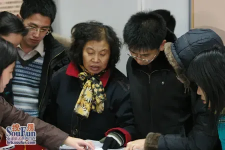 购房网友在挑选户型 购房网友在挑选户型