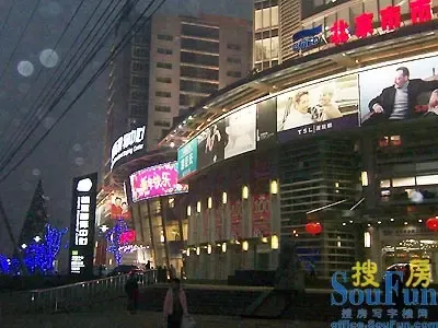 夜色下枫蓝国际显得“洋”气十足 夜色下枫蓝国际显得“洋”气十足