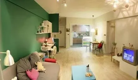 美女也“好色” 看她晾晒80平米色彩小屋(组图) 美女也“好色” 看她晾晒80平米色彩小屋(组图)