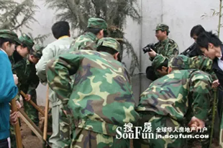 军民携手共建和谐社区 植树护绿共创绿色家园 军民携手共建和谐社区 植树护绿共创绿色家园