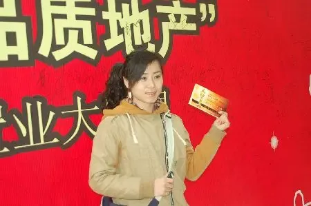 项目代表现场签署春季攻市置业大联盟推荐证书 项目代表现场签署春季攻市置业大联盟推荐证书