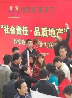 项目代表现场签署春季攻市置业大联盟推荐证书 项目代表现场签署春季攻市置业大联盟推荐证书