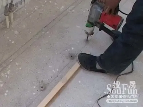 视频:装修第一现场之实木地板安装全过程-家居