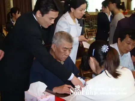 工作人员仔细解释 工作人员仔细解释