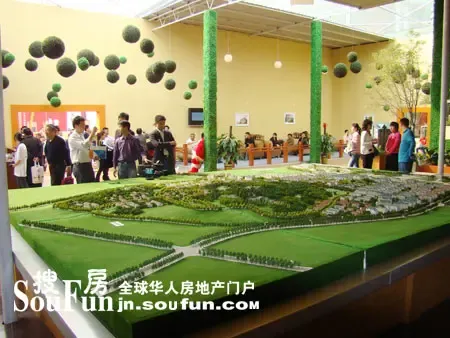 齐鲁春季房展惊现“草立方” 齐鲁春季房展惊现“草立方”