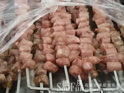 待烤的精美的肉串 待烤的精美的肉串