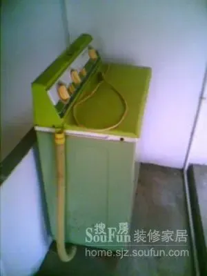 你家是不是也有过这样一台老式洗衣机,对比现在的滚动、手洗功能,这个洗衣机显得太过简陋了 你家是不是也有过这样一台老式洗衣机,对比现在的滚动、手洗功能,这个洗衣机显得太过简陋了