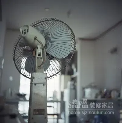 这样简陋的电扇恐怕没有家庭再用了,现在空调的广泛使用已经让电扇渐渐远离家庭生活 这样简陋的电扇恐怕没有家庭再用了,现在空调的广泛使用已经让电扇渐渐远离家庭生活
