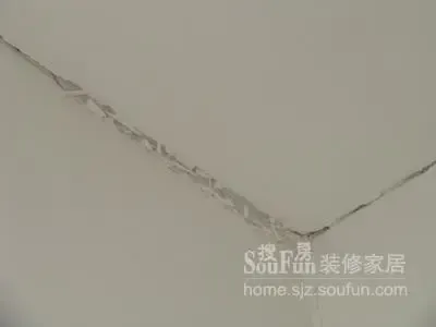 西美大厦写字楼内部被震裂的墙壁 西美大厦写字楼内部被震裂的墙壁