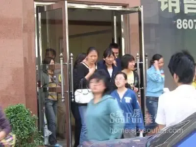从西美大厦写字楼匆匆逃生的人群 从西美大厦写字楼匆匆逃生的人群