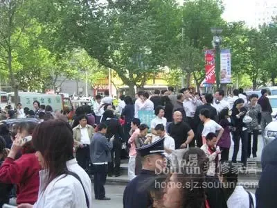 慌乱的人群聚集在楼下讨论地震情况 慌乱的人群聚集在楼下讨论地震情况