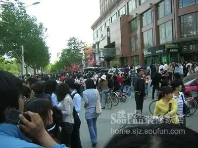 慌乱的人群聚集在楼下讨论地震情况 慌乱的人群聚集在楼下讨论地震情况