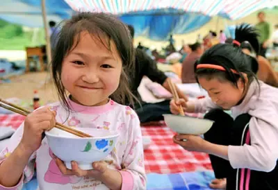 得救的孩子在简易帐篷中避难 得救的孩子在简易帐篷中避难