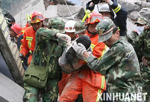 感动坚强:四川汶川地震中最感人的26张图片