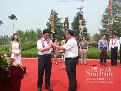枫华置业董事长阎永平赠送图腾给郑东新区管委会主任王庆海 枫华置业董事长阎永平赠送图腾给郑东新区管委会主任王庆海