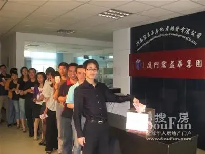公司领导带领员工募捐现场 公司领导带领员工募捐现场