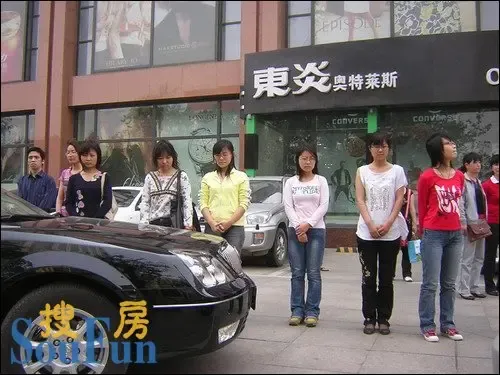 默哀:时间在瞬间停止 这一刻的寂静震耳欲聋 默哀:时间在瞬间停止 这一刻的寂静震耳欲聋