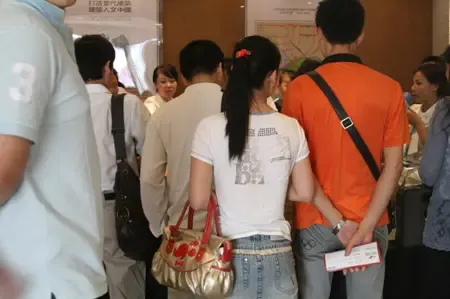 亦庄北岸销售人员向搜房网友介绍亦庄北岸楼盘情况 亦庄北岸销售人员向搜房网友介绍亦庄北岸楼盘情况