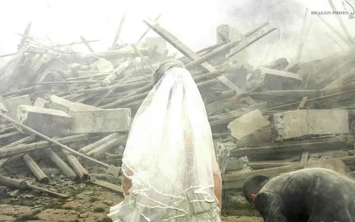 地震中的婚纱(图)