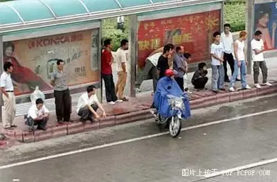 组图:打劫单身漂亮女子过程被真实拍下 组图:打劫单身漂亮女子过程被真实拍下