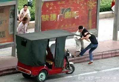组图:打劫单身漂亮女子过程被真实拍下 组图:打劫单身漂亮女子过程被真实拍下