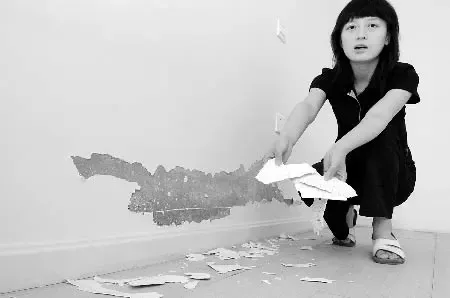 家里的墙皮都掉了商报记者 邓万里摄 家里的墙皮都掉了商报记者 邓万里摄
