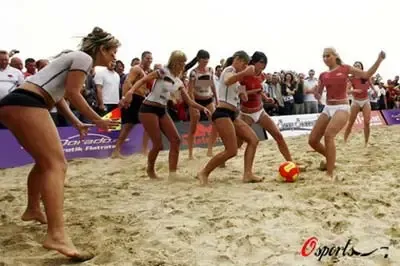 美女<em>人体</em>彩绘演绎另类<em>欧洲</em>杯