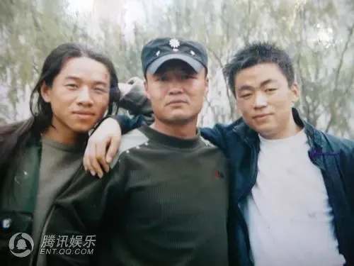 王宝强(右一)昔日与友人的合照 王宝强(右一)昔日与友人的合照