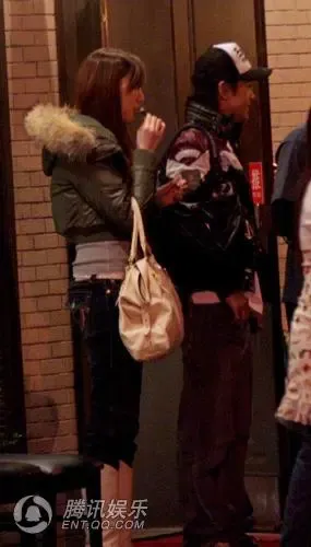 林志颖和名模陈若仪在上海吉士酒家就餐,两人举止亲密。 林志颖和名模陈若仪在上海吉士酒家就餐,两人举止亲密。