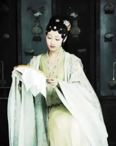 新红楼“四春”很雷很前卫 红眼妆酷似王菲 新红楼“四春”很雷很前卫 红眼妆酷似王菲