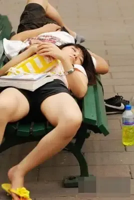 組圖:偷拍大白天劈腿而睡姿势极度不雅的美女 組圖:偷拍大白天劈腿而睡姿势极度不雅的美女