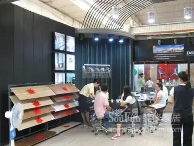 在新店内接待顾客 在新店内接待顾客